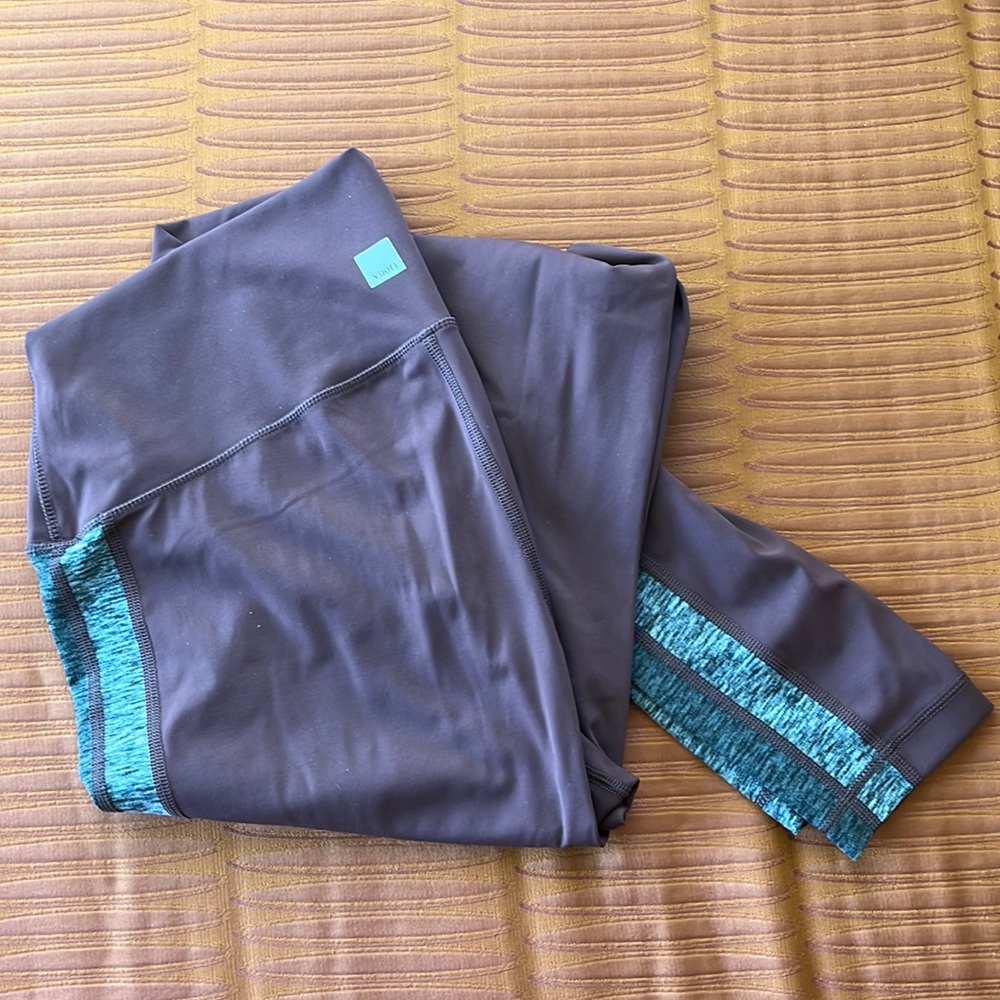 Vuori leggings in purple with gray trimming M